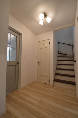 可愛らしいモスグリーンのリビング扉