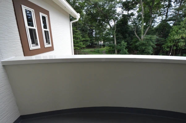 アーチ形状バルコニーから見える森林公園