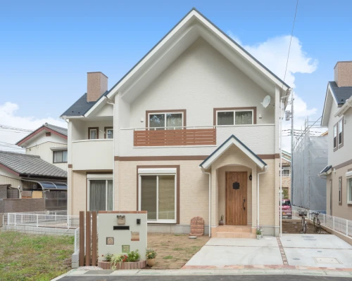 煙突と尖り屋根が可愛らしい童話風外観