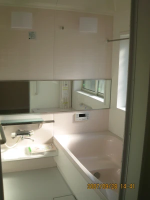 ワイドミラーのピンク色調ユニットバス