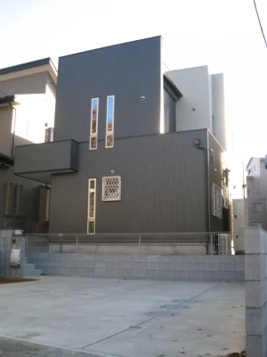 メタリック金属外壁の外観