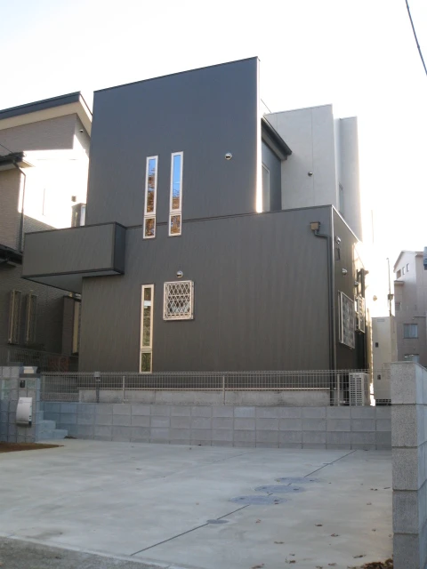 メタリック金属外壁の外観