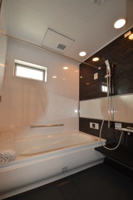 ダークモザイク柄のユニットバス