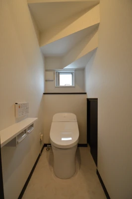 カウンターと収納付き一階トイレ
