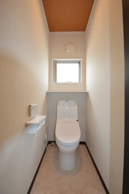 オレンジ天井のオシャレな二階トイレ