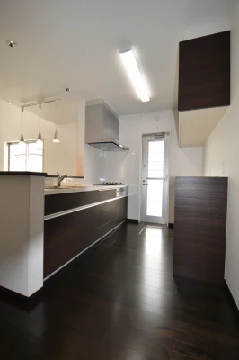 シックな対面キッチンとファニチャー