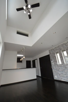 高窓は将来隣地を囲まれた際の採光対策