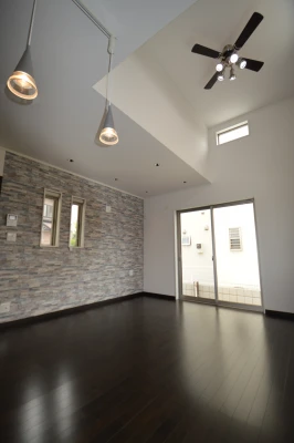 ブロック柄壁紙のある高天井ＬＤＫ