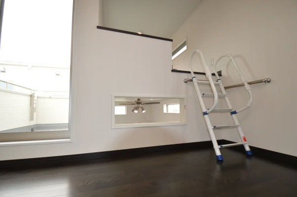 高天井を覗ける窓と書斎にもなるロフト