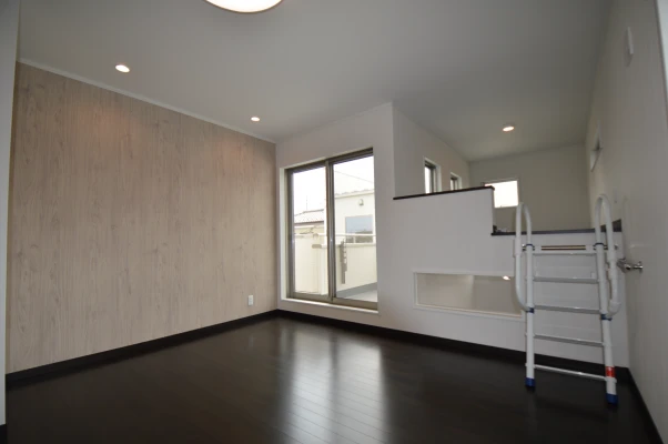 アルミ拡張のバルコニーがある主寝室