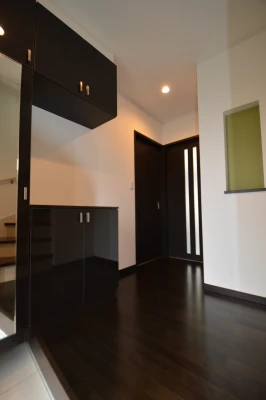 抹茶グリーンのニッチがある玄関ホール