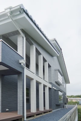 インパクトのあるウッドデッキと化粧柱