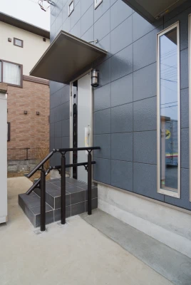 事務所入口に隣接した二階世帯の玄関ポーチ