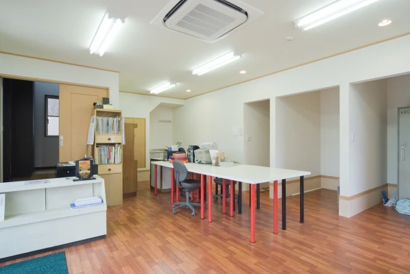 事務所ルーム内のワークスペース