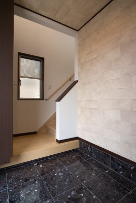 二階世帯と事務所を分ける玄関ホール