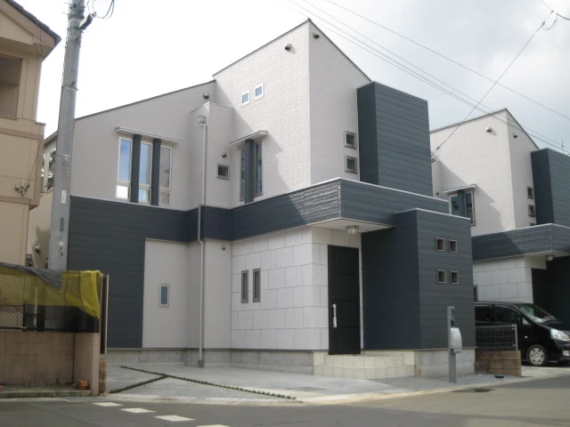 飾り壁のある石張りの外観