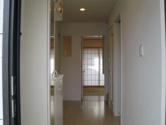 玄関ホールからLDKを除ける飾り窓