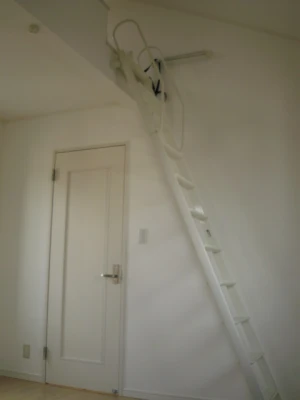 ロフト付きの主寝室