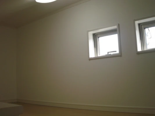 小窓からロフト内へ風をとりこめます