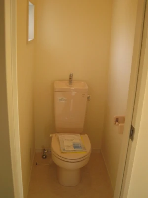 二階トイレはピンクで可愛らしく