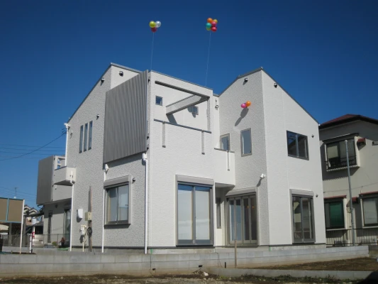 パティオのあるコの字形状の外観