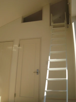 ロフト付きの主寝室