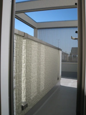 スクリーンのあるワイドバルコニー