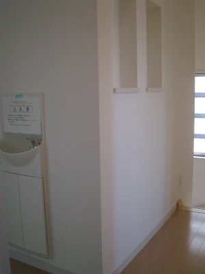 二階ホールにニッチと手洗噐