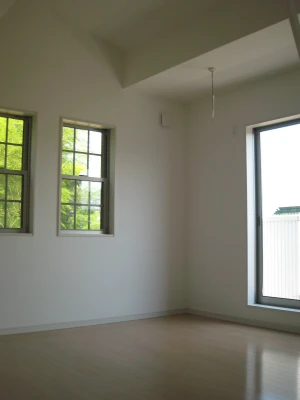 ロフト付き勾配天井と吊物干しの主寝室