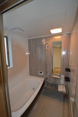 キッチン扉に合わせたカッコ可愛い鏡面木目の浴室