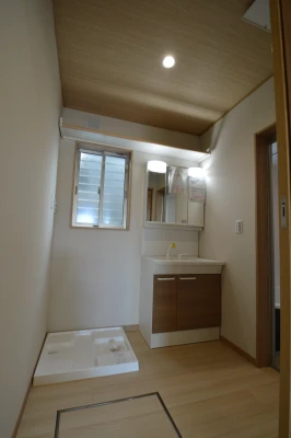 お洗濯に便利なハンガーパイプ付き棚のある洗面室