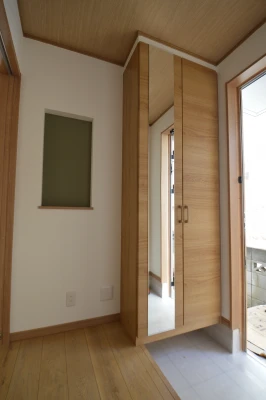 ほっと落ち着く柔らかい雰囲気の玄関ホール