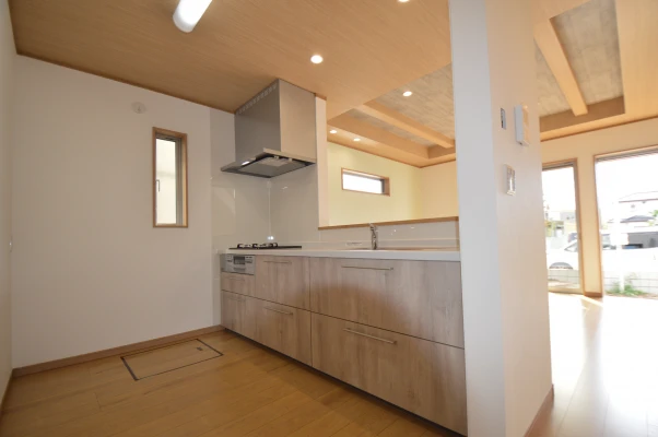 カッコ可愛い鏡面木目のシステムキッチン