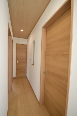 ニッチと木のぬくもりを演出した２階ホール