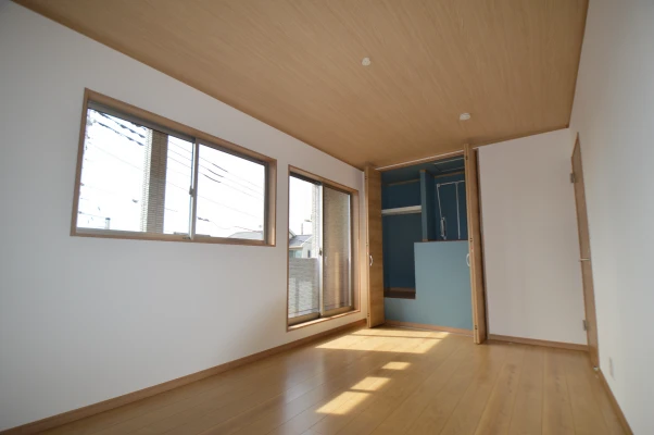 階段上段差のため収納の高い位置に昇降バー設置