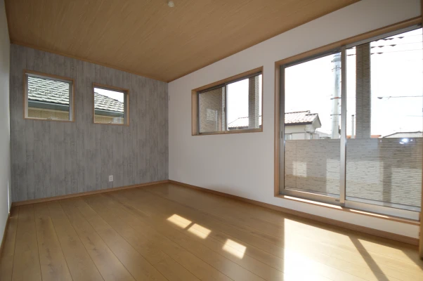 主寝室は木目及び石目クロスを融合演出しました