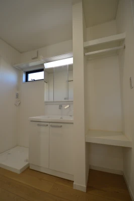 お洗濯に便利!!ハンガー棚の揃った洗面室「空間」