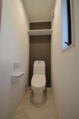 ダークブラウン色がモダンな２Ｆトイレ