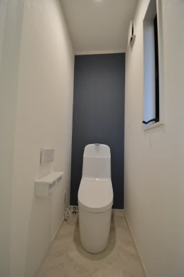 清潔感のあるネイビー色の１Ｆトイレ