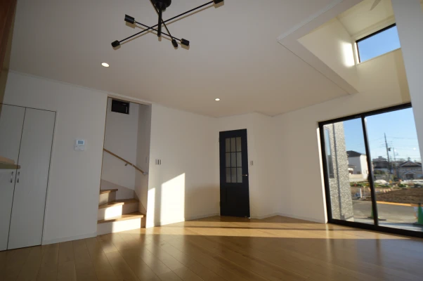 高天井により明るく開放感のあるリビング「空間」