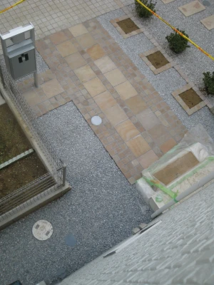 豪華な石張りのアプローチ