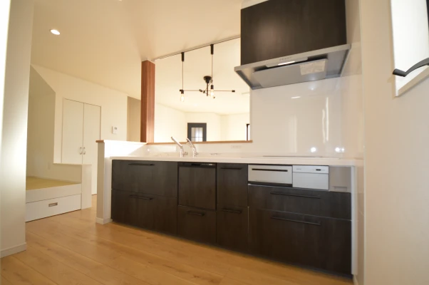 キッチン先に家事で活躍タタミスペース「空間」