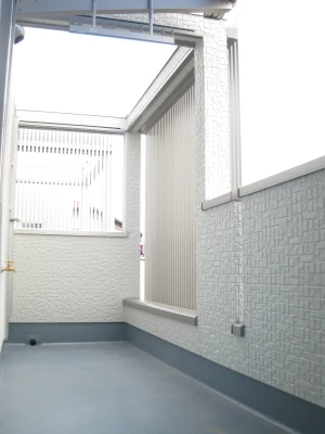 テラスとスクリーンのあるバルコニー