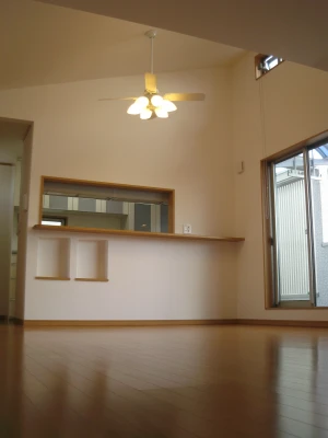 陽がそそぐ勾配天井の二階リビング