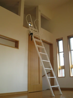 リビングへ続く小窓付きロフト部屋