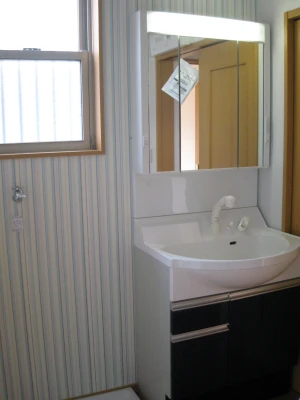 ブルー調の洗面化粧台