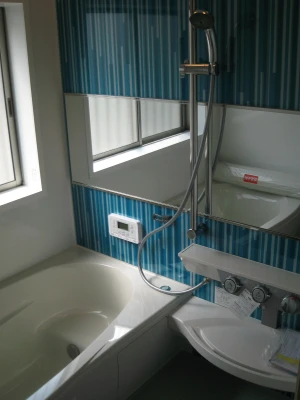 鮮やかなブルーのユニットバス