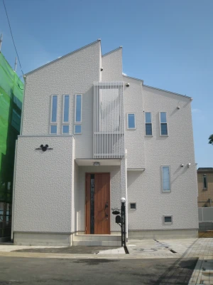 スクリーンが際立つ外観