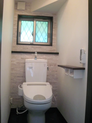 階段下空間の一階トイレ