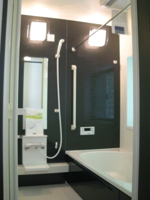 ダーク調のユニットバス